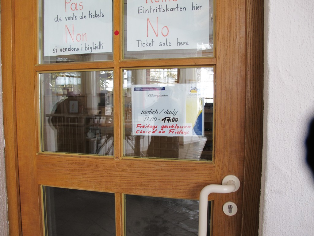 チケットセンターへの道