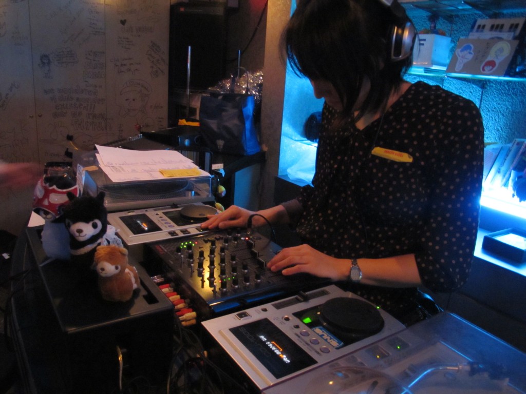 DJの手元とアルパカ