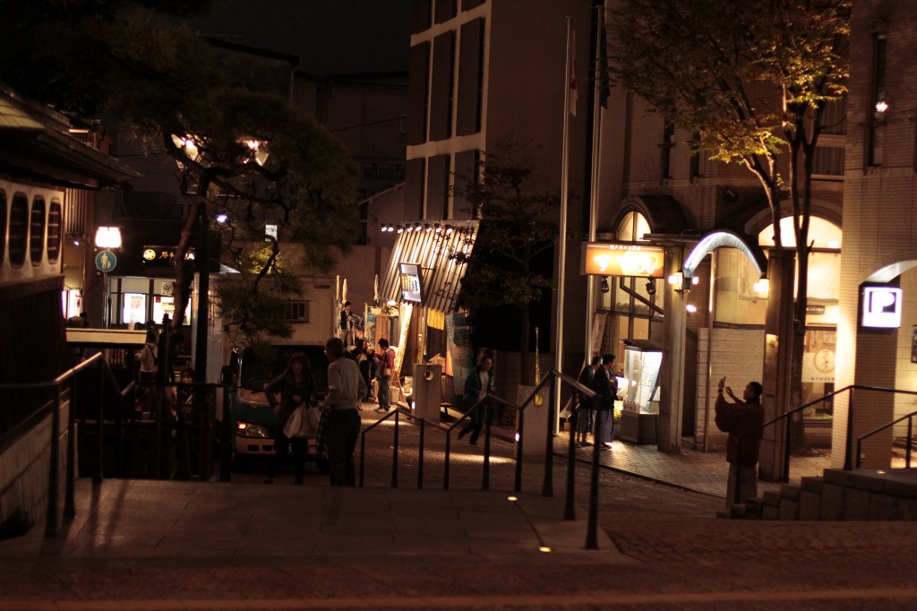 道後温泉本館と商店街の入口