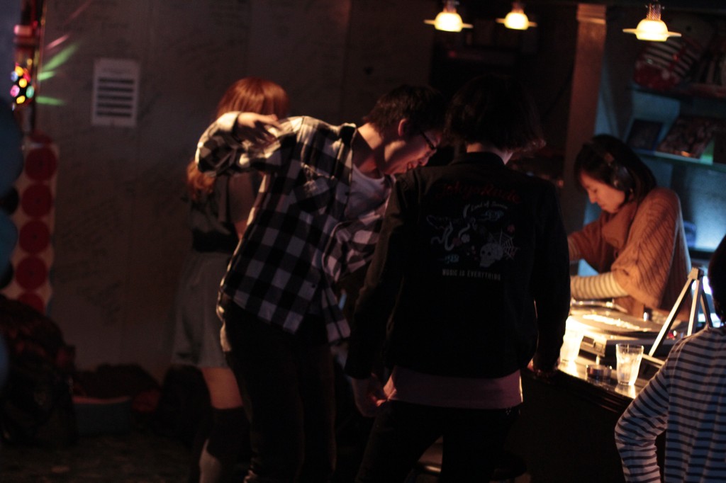 踊り狂うフロア