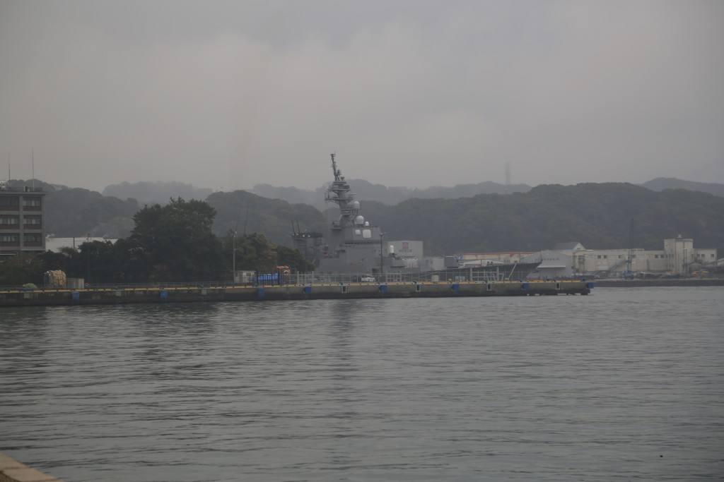 奥に見える護衛艦群