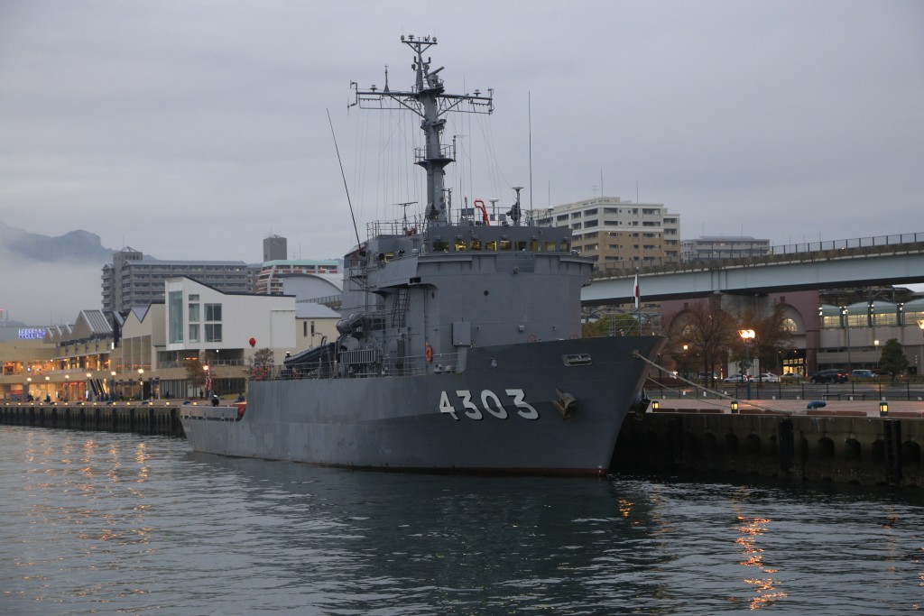 多用途支援艦あまくさを正面から