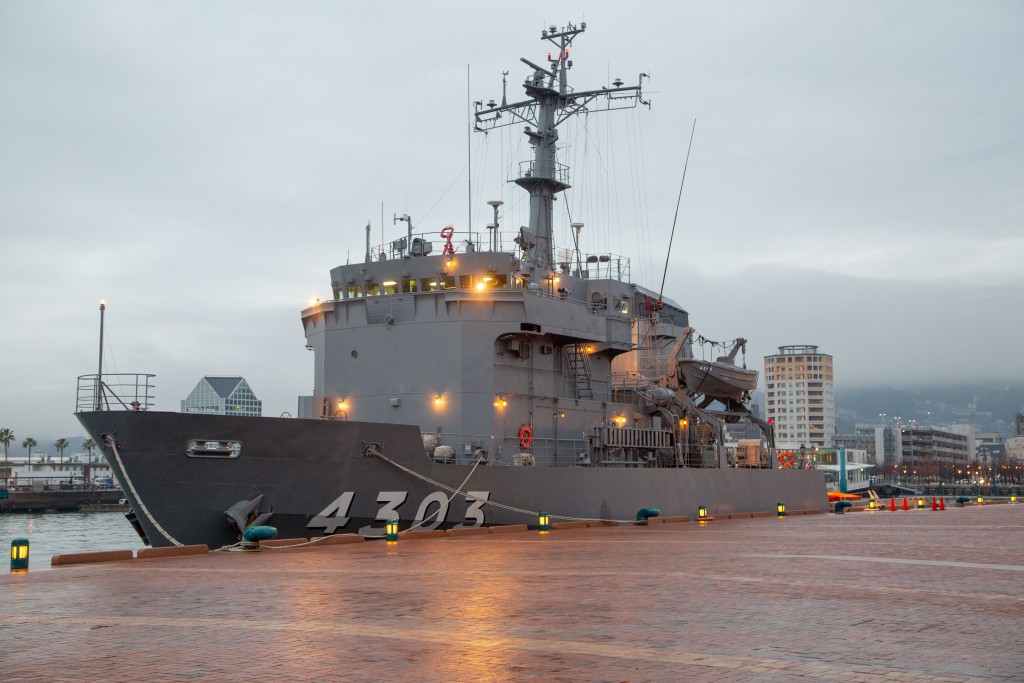 夜にライトアップされた艦船