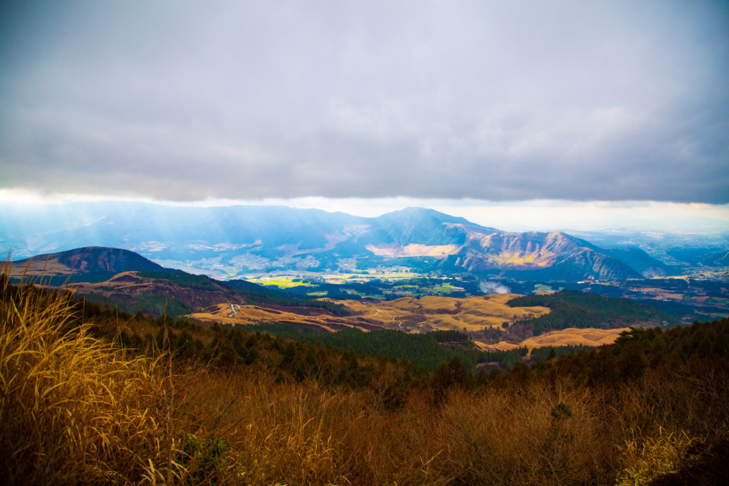 草千里から見下ろす幻想的なふもと1