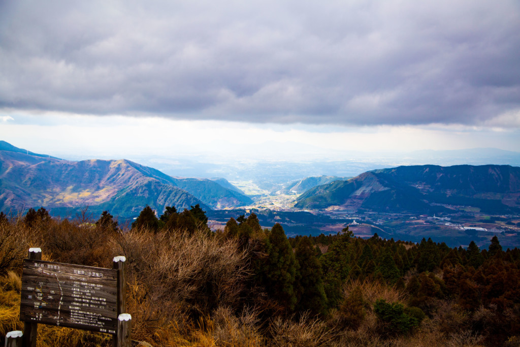 草千里から見下ろす幻想的なふもと2