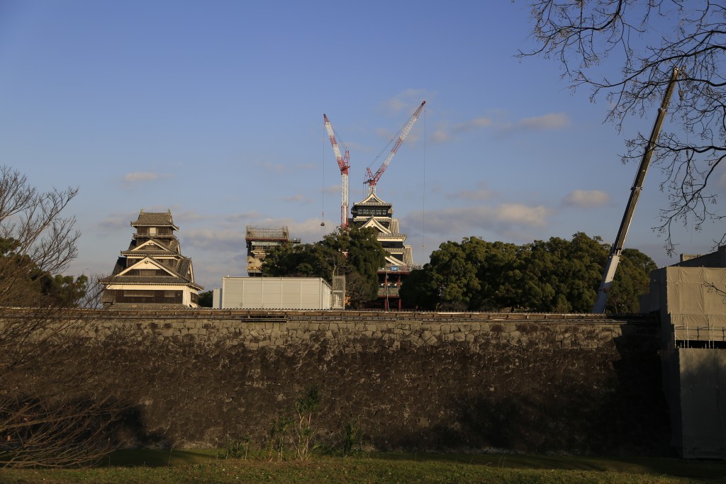 二の丸駐車場から見た復旧作業中の熊本城