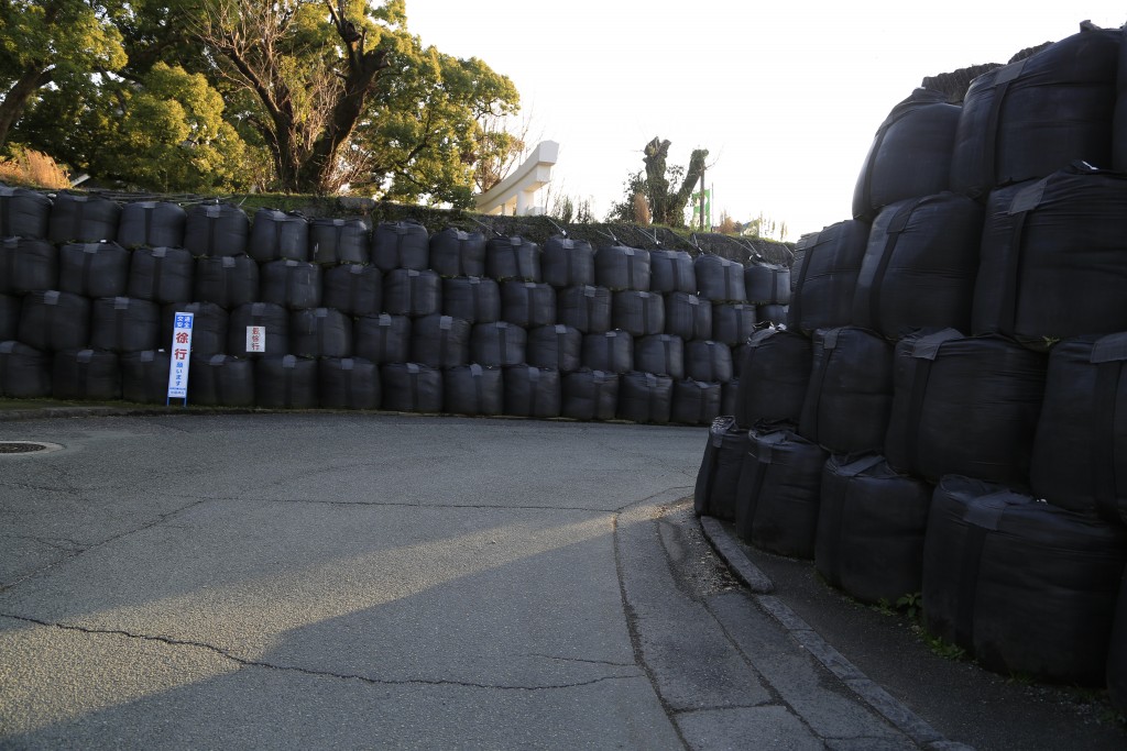 城内入り口付近に積まれた大量の土嚢