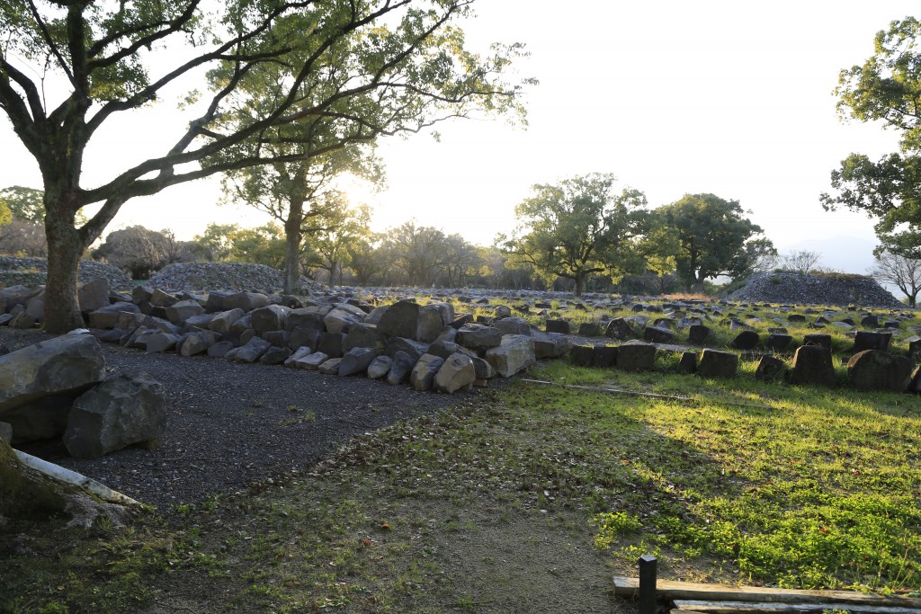 番号付けされて保管・管理されている石垣の石