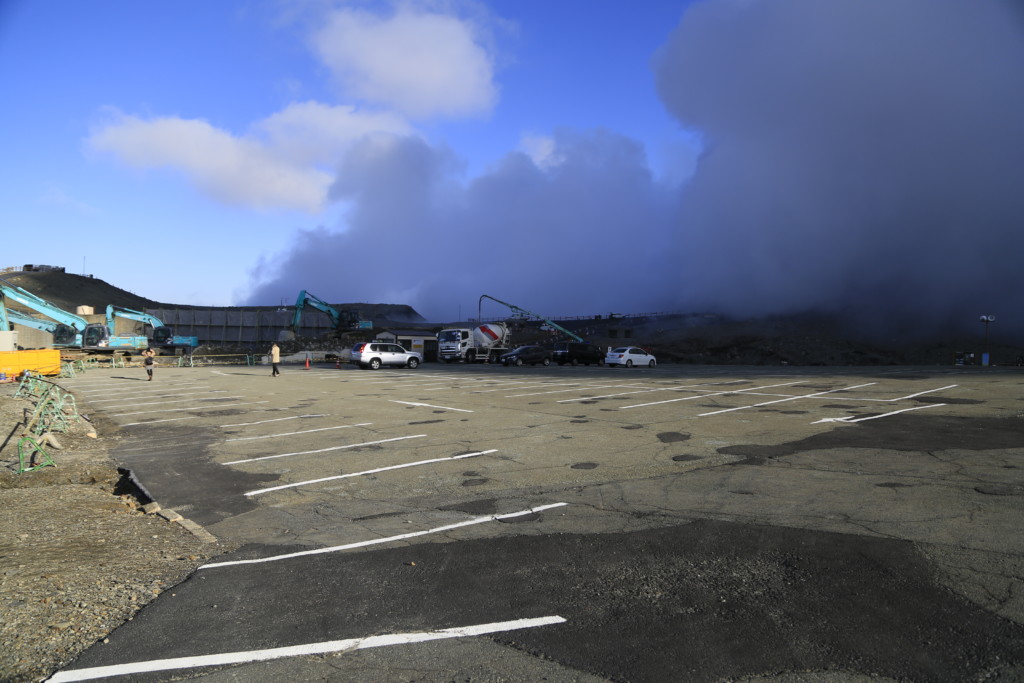 火口付近の工事の様子1