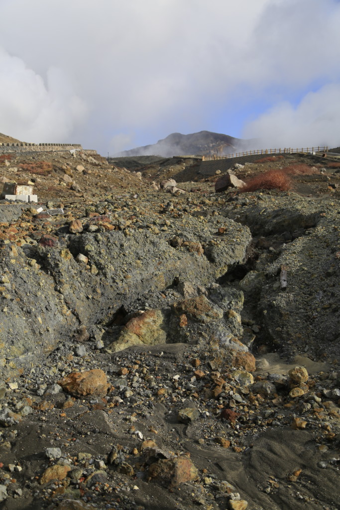 阿蘇山の荒々しい岩肌