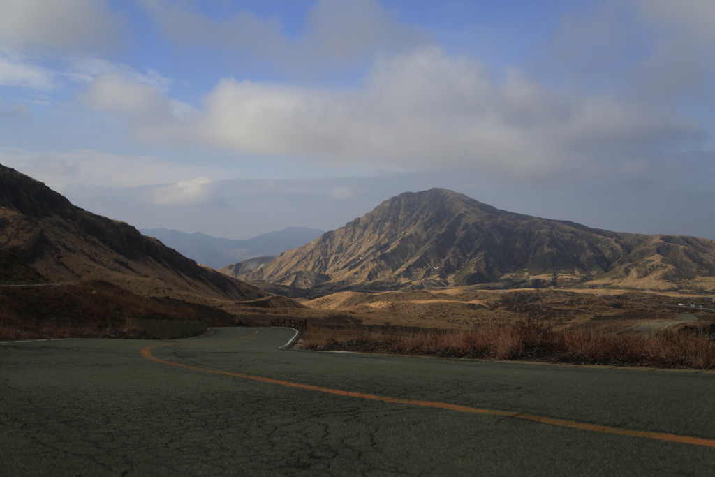 阿蘇の山々と道路