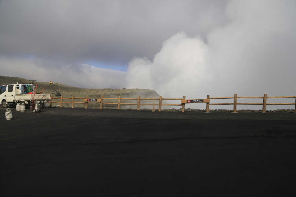 水蒸気に包まれる阿蘇山火口1