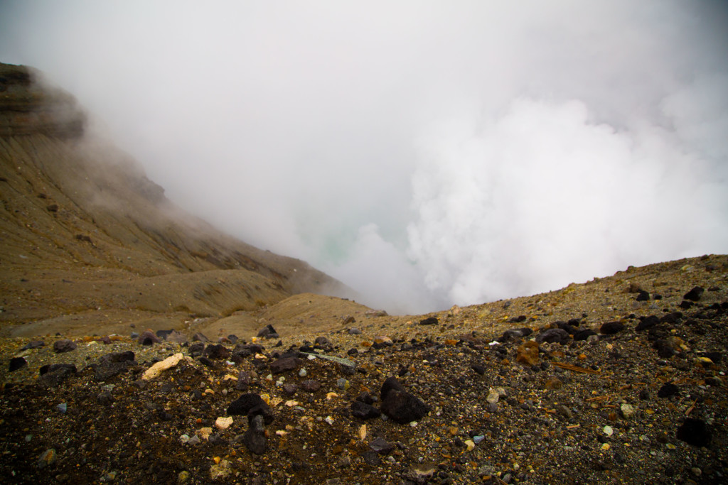 水蒸気に包まれる阿蘇山火口2