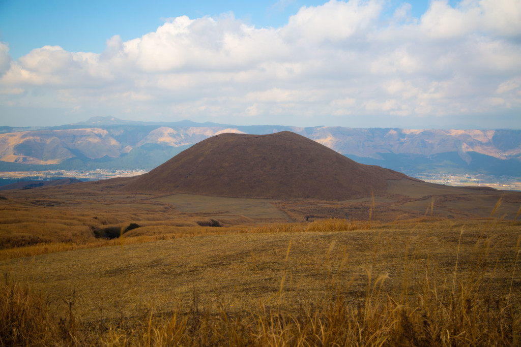 冬の茶色く色づいた米塚
