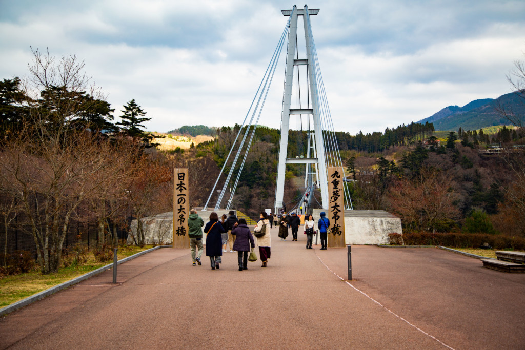 日本一の吊橋の看板と橋の全景