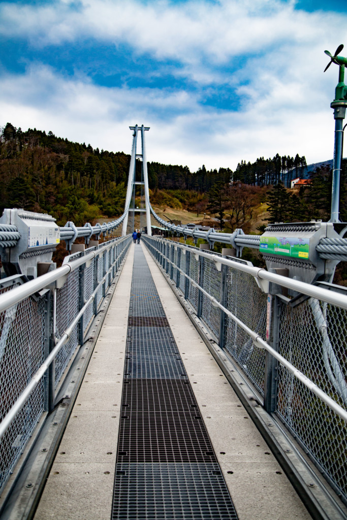 足元が透けて見える金網部分