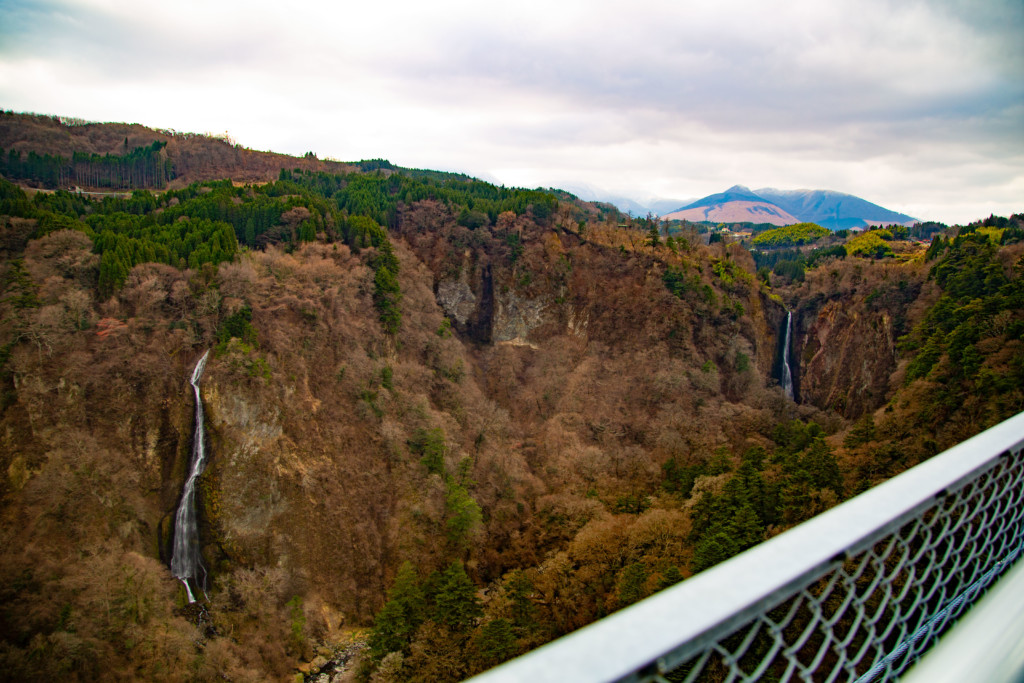橋の上から見える震動の滝