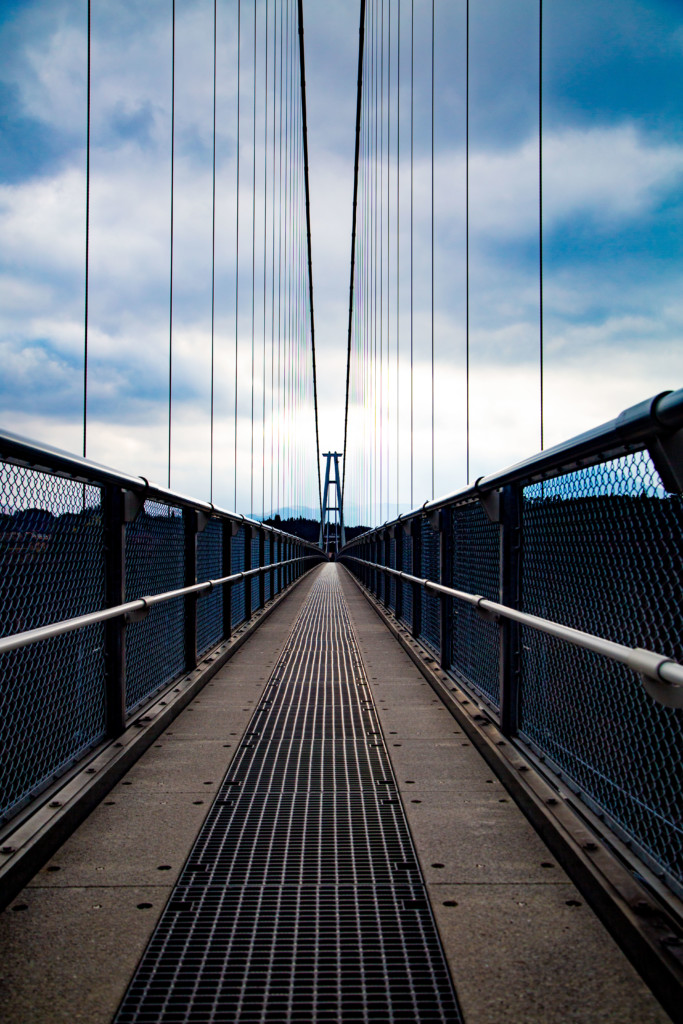 九重“夢”大吊橋を歩く様子