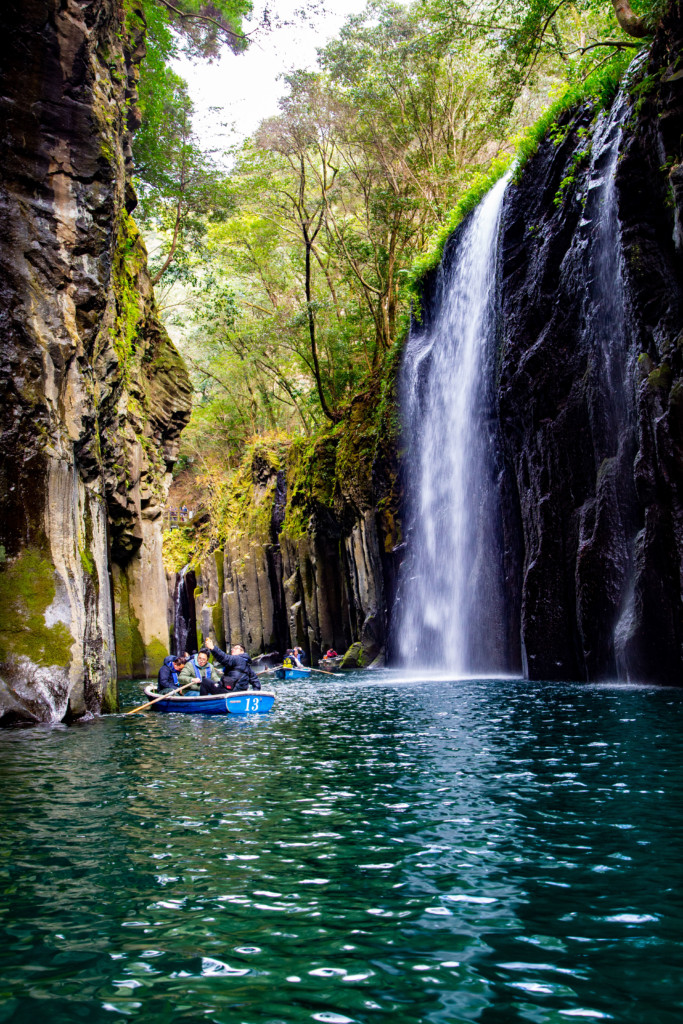 水面から見上げる高千穂峡の断崖