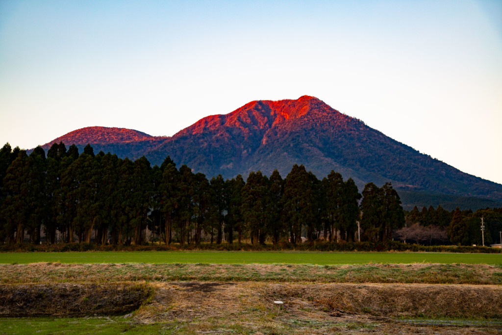 霧島SAからの朝焼けと霧島山