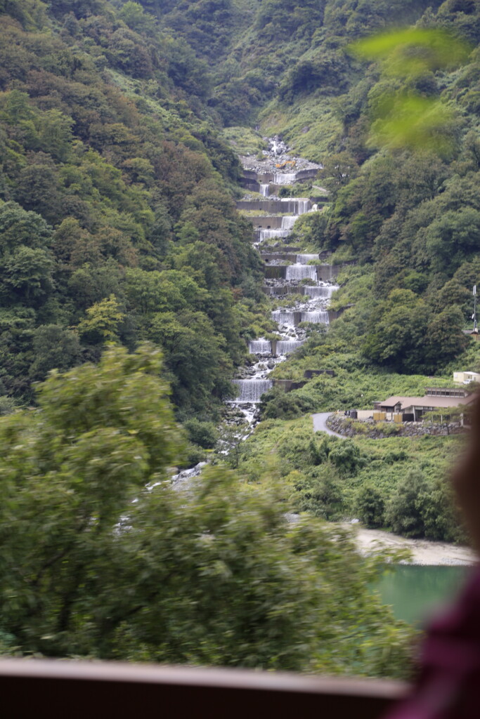 車窓から見える滝