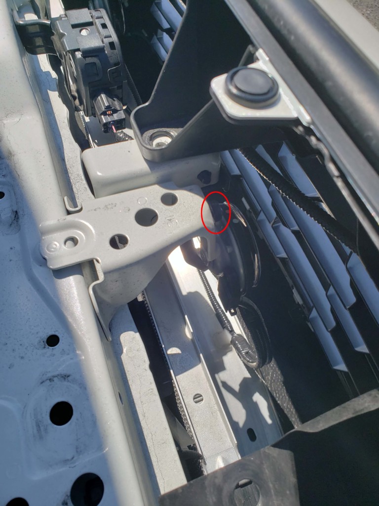 RAV4純正ホーンの取り外し