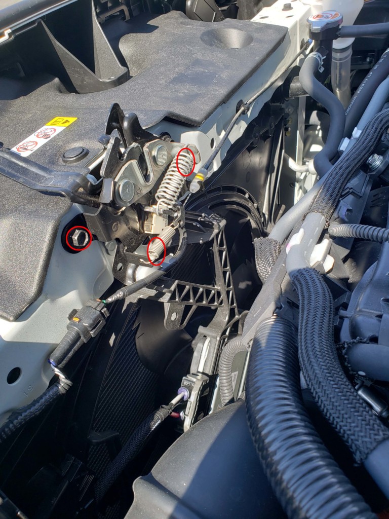 ボンネットレバーの10mmボルト