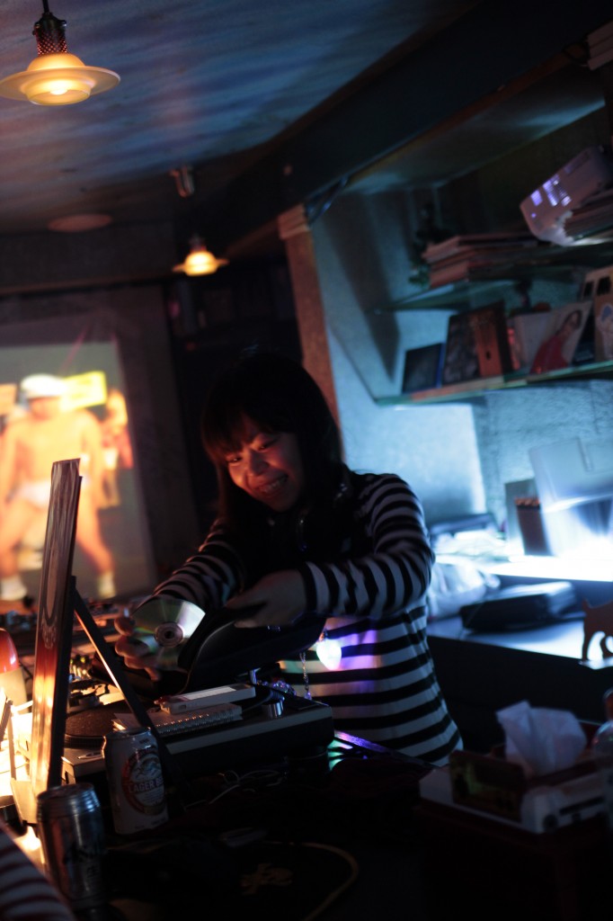 _MG_5871 DJプレイ中のhinemaxxxさん