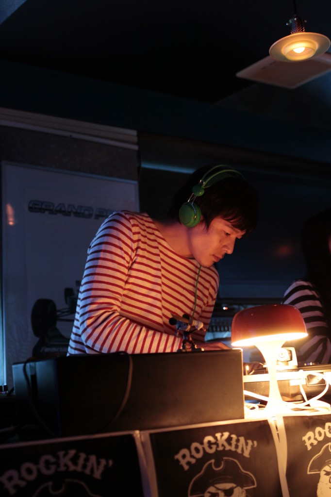 _MG_5899 DJプレイ中のタニモトコウジさん