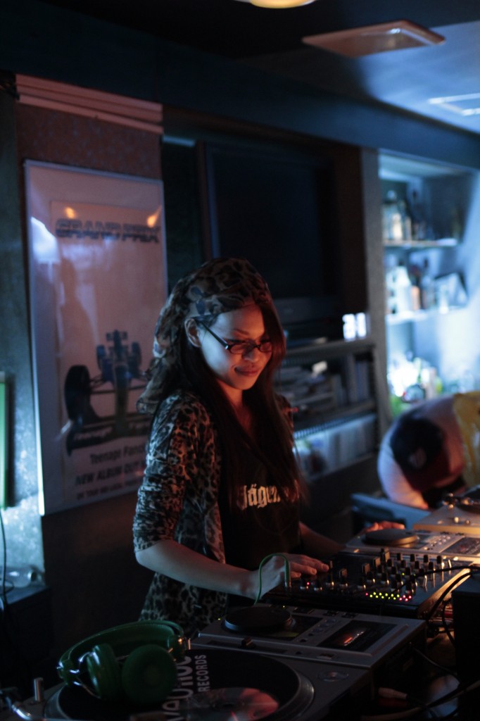 _MG_5959 DJプレイ中のRIEさん