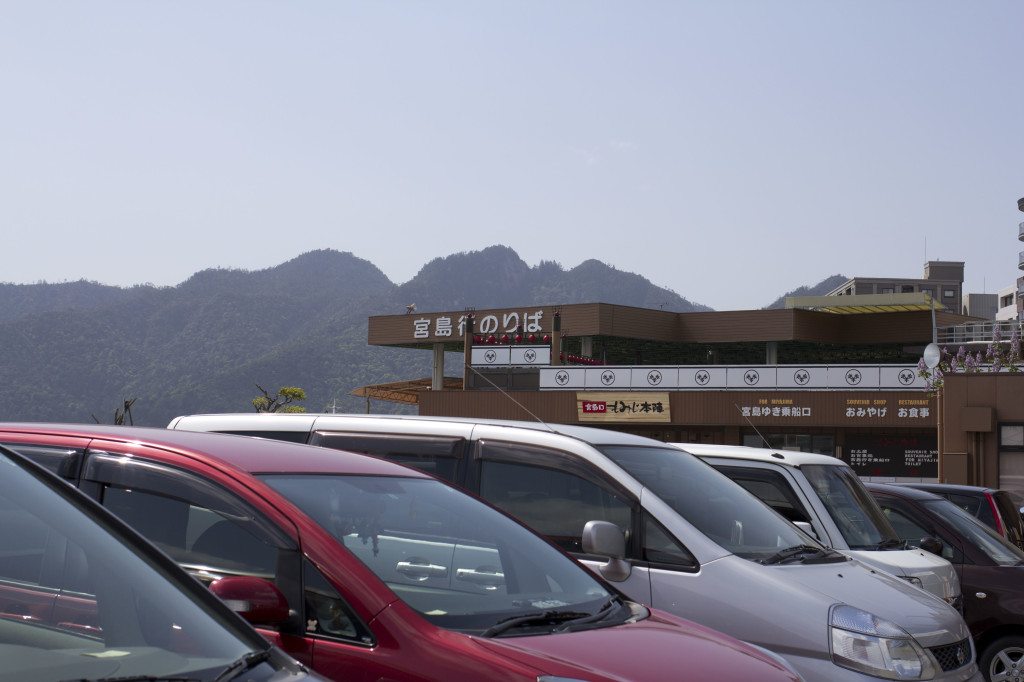 宮島行きのフェリー外観