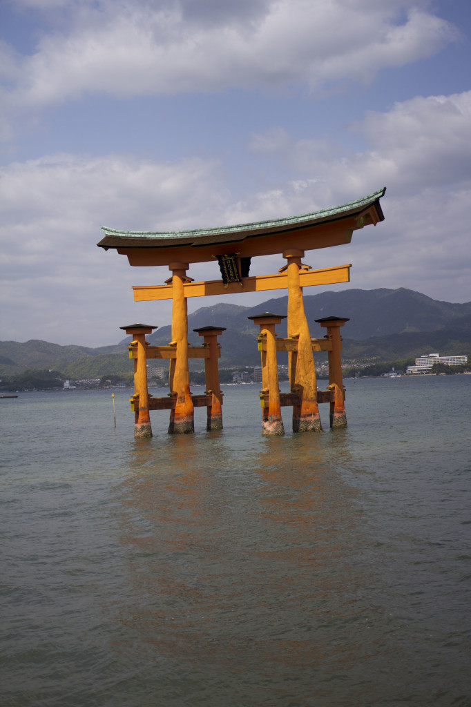 海に浮かぶ厳島神社の大鳥居