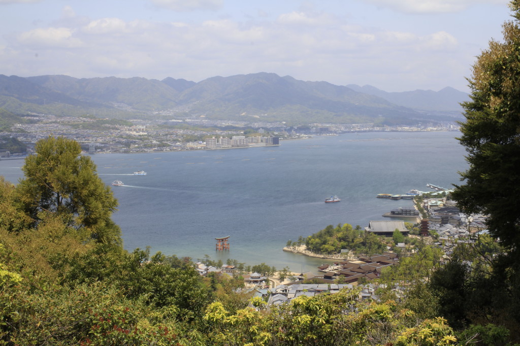 弥山登山途中からの絶景