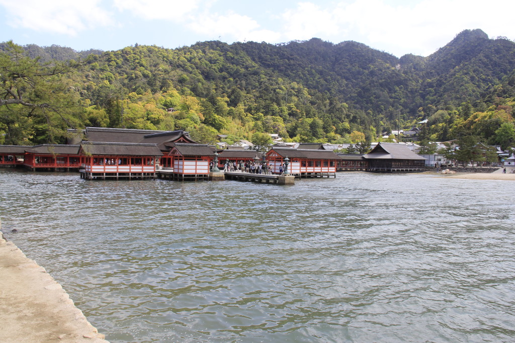 大鳥居の撮影に並ぶ観光客