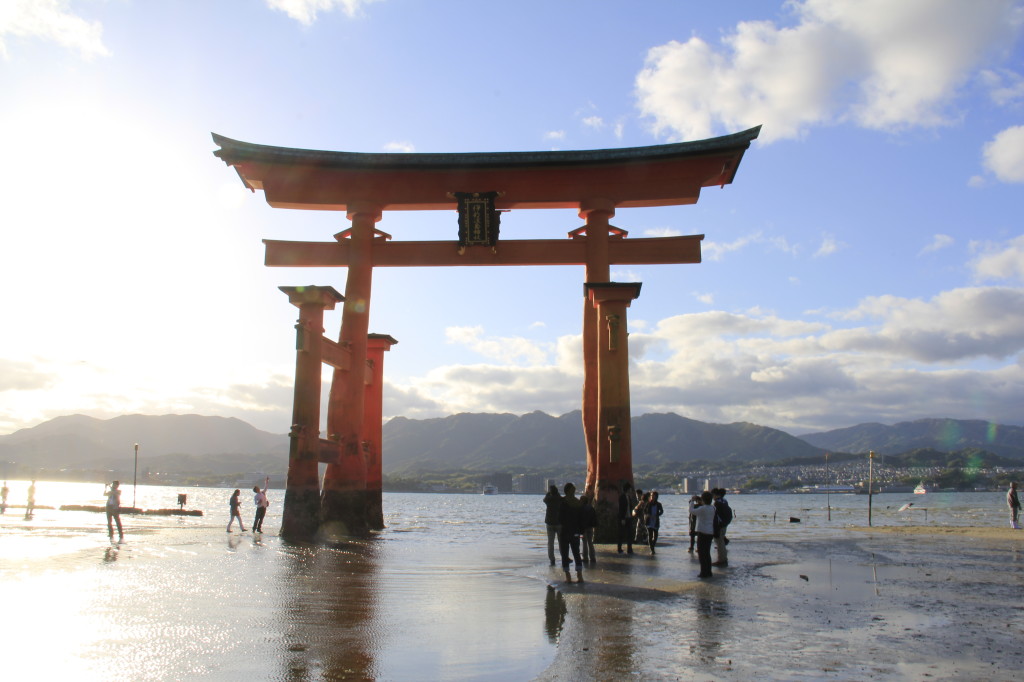 干潮時に歩いて近づく大鳥居