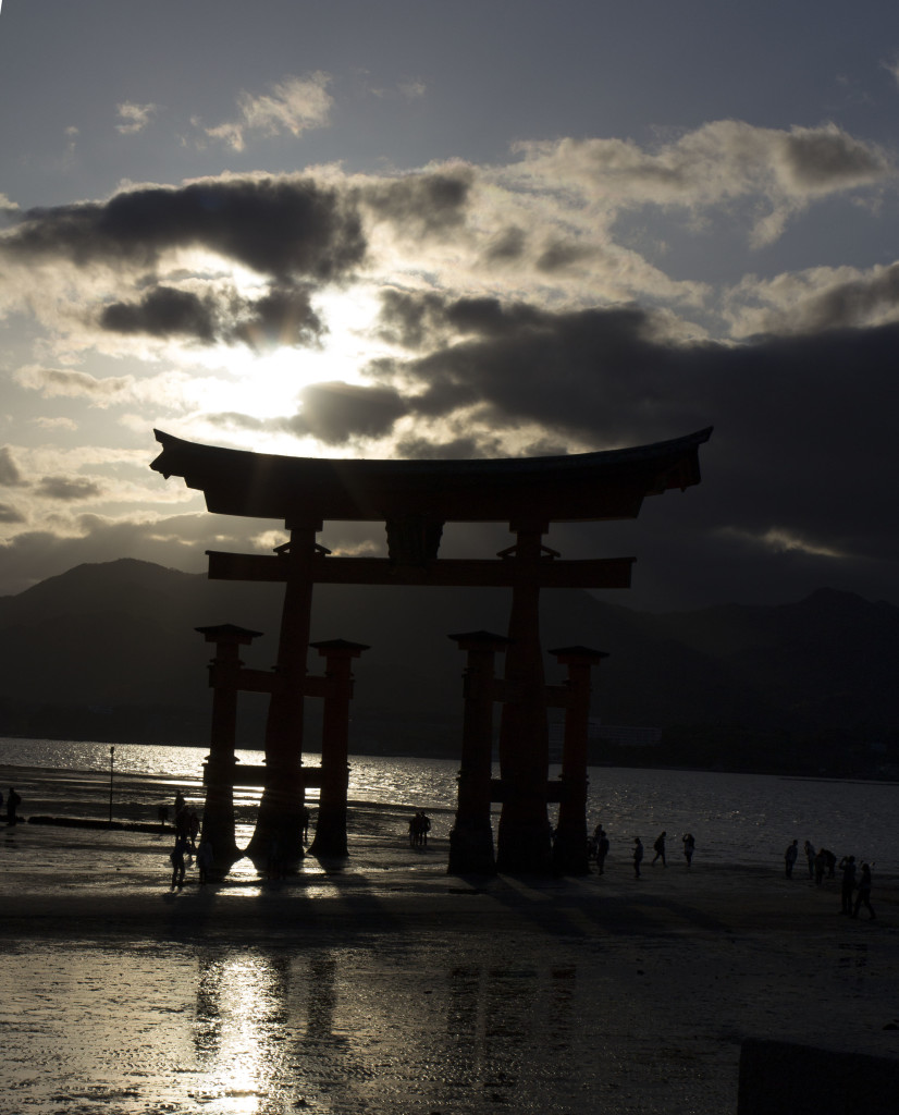 夕暮れ時の大鳥居
