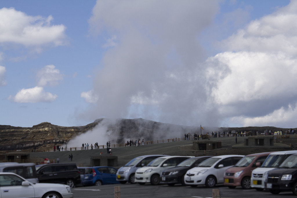 火口へと続く道と湯けむり