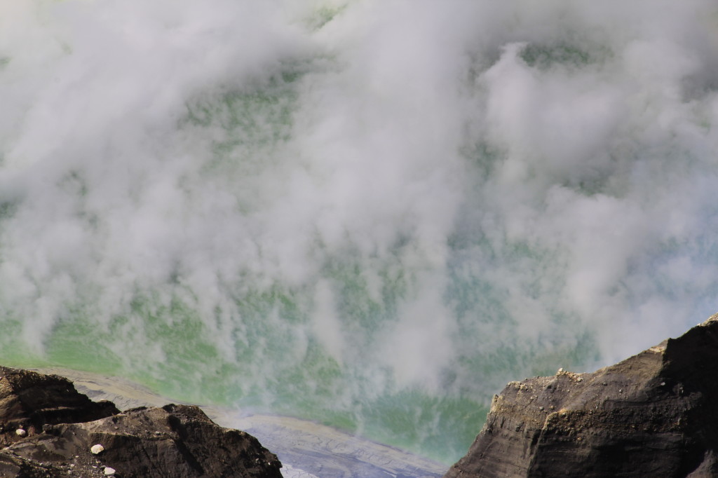 エメラルドグリーンに染まる阿蘇山の火口