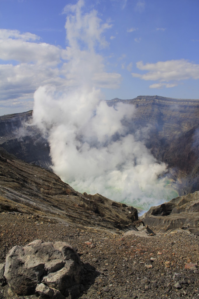 勢いよく立ち上る火口からの湯けむり2