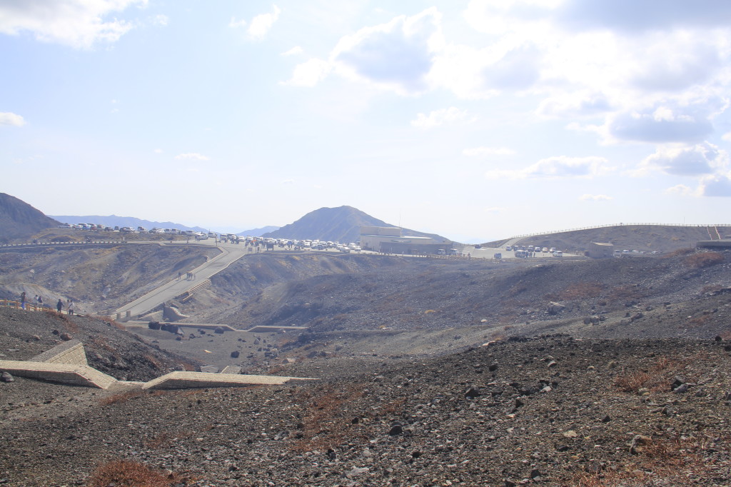 火山ガスで白く煙る様子