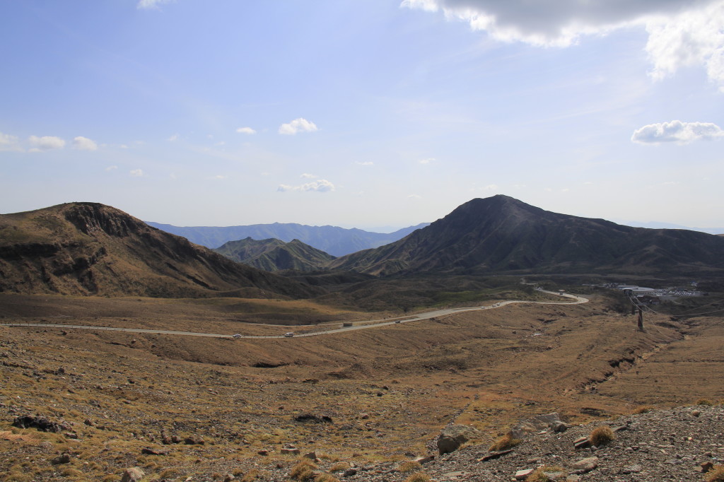 阿蘇山火口付近の荒涼とした風景