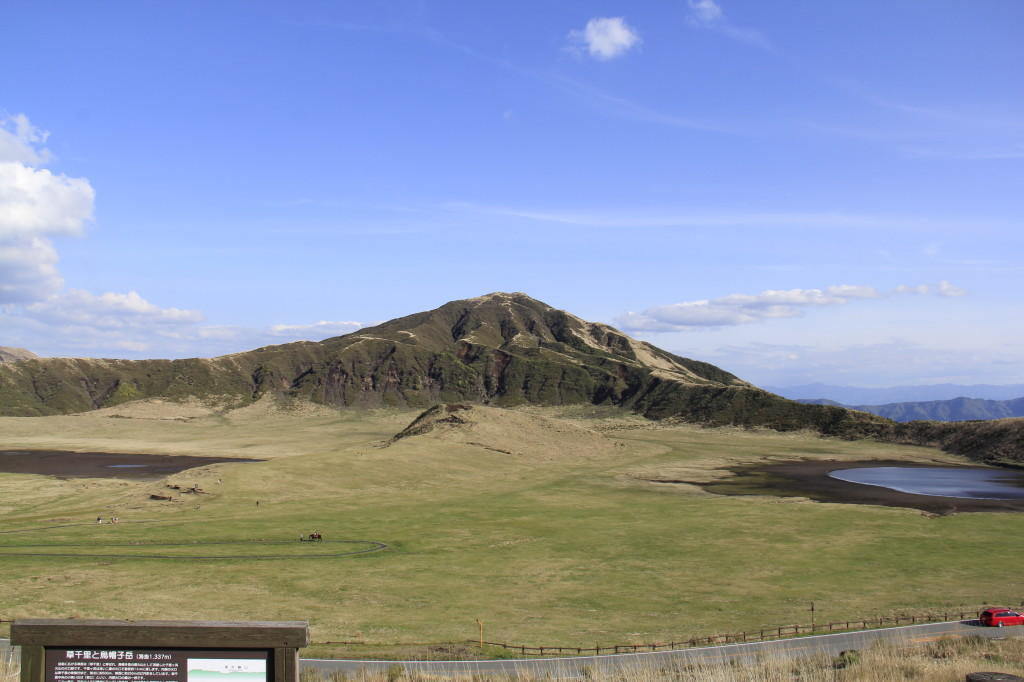 草千里ヶ浜の枯渇した池の跡