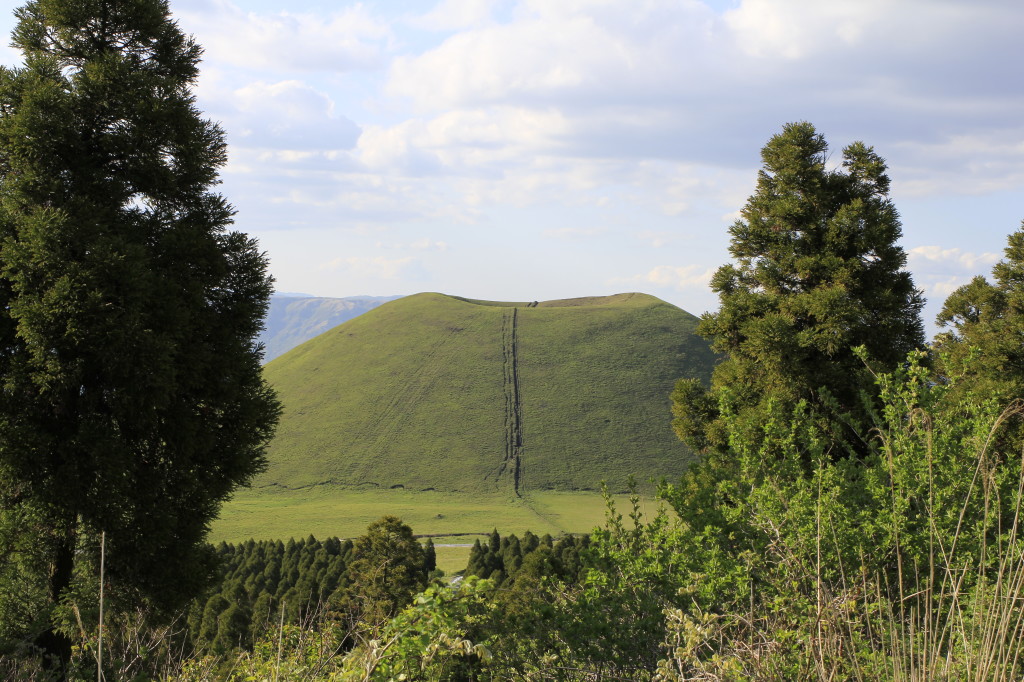 お椀を伏せたような形の米塚